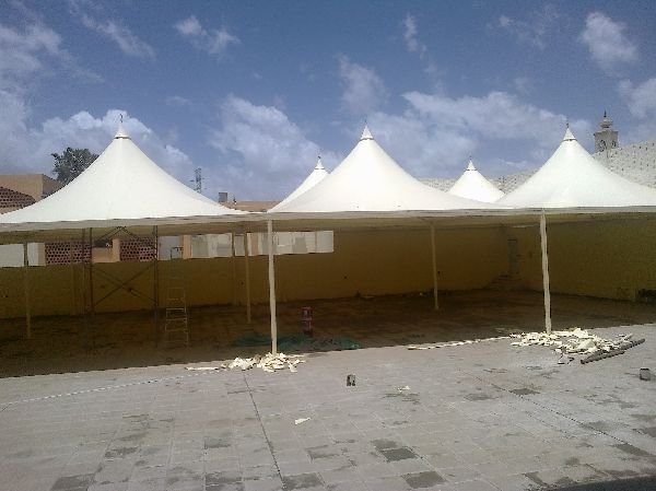 استخدامات و مميزات مظلات هرمية بمؤسسة وسام الظل .