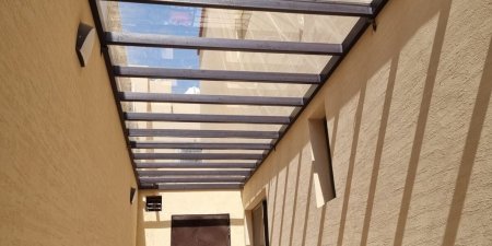 مظلات لكسان بمؤسسة وسام الظل : الحماية والراحة في الأماكن الخارجية.