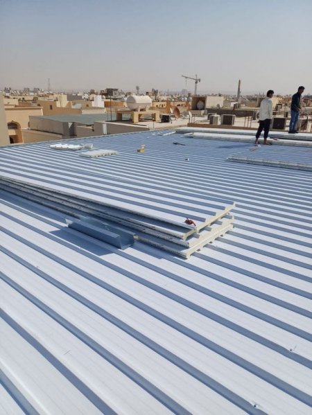 أسقف ساندوتش بانل معزولة في جدة | حماية من الحرارة وتسربات المياه